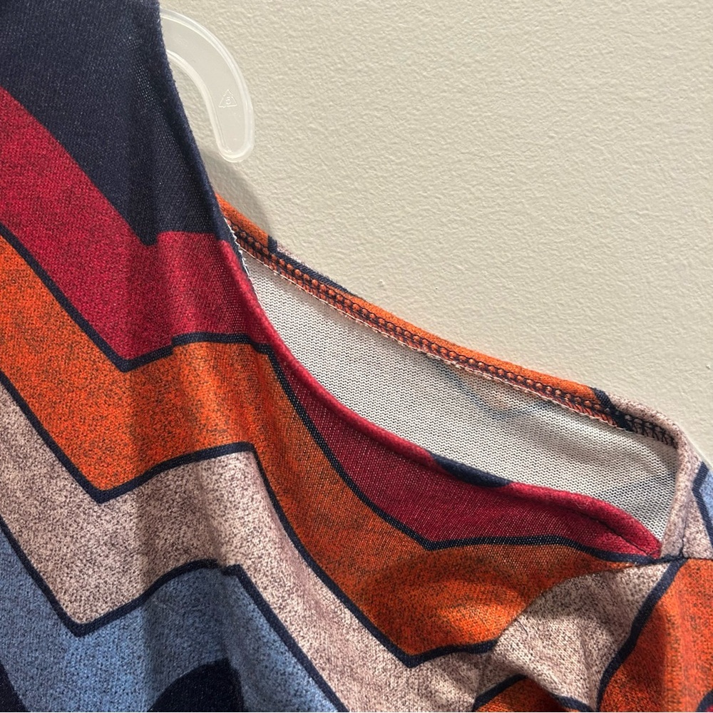 Chevron Pattern Cold Shoulder Top Size Large - Picture 2 of 6